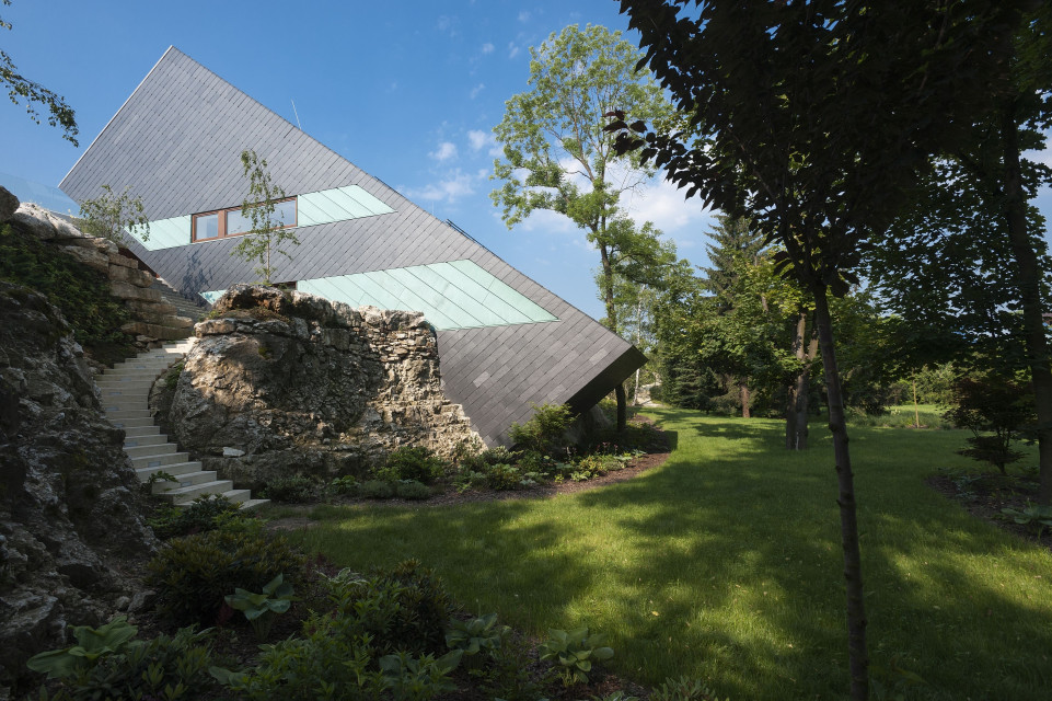 Edge House. Proj. Mobius Architekci. Fot. Paweł Ulatowski Mobius Architekci przekuli skazę terenu w cechę wyróżniającą projekt
