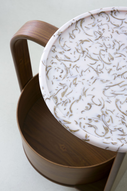 Seria mebli ETEL, proj. Patricia Urquiola. Fot. Materiały Milan Design Week Patricia Urquiola zaprojektowała meble z przetworzonych odpadów i certyfikowanego drewna