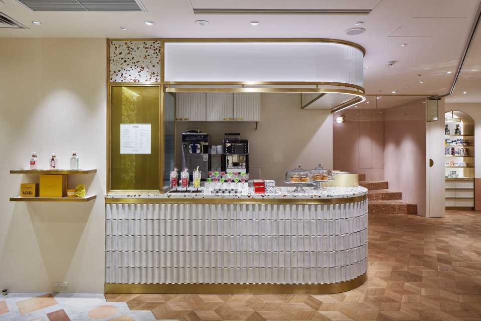 Sklep firmowy L'Occitane w Tokio w dzielnicy Shibuya. Proj. AtMa. Fot. Shigenori Ishikawa Kawałek Prowansji na Dalekim Wschodzie