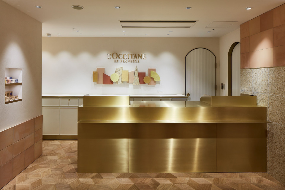 Sklep firmowy L'Occitane w Tokio w dzielnicy Shibuya. Proj. AtMa. Fot. Shigenori Ishikawa Kawałek Prowansji na Dalekim Wschodzie