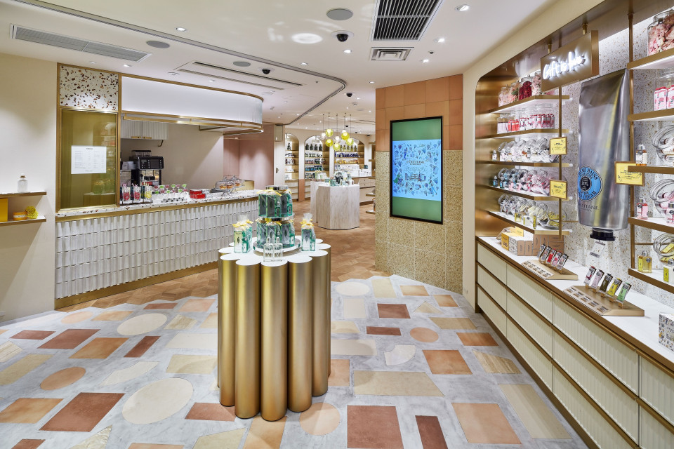 Sklep firmowy L'Occitane w Tokio w dzielnicy Shibuya. Proj. AtMa. Fot. Shigenori Ishikawa Kawałek Prowansji na Dalekim Wschodzie