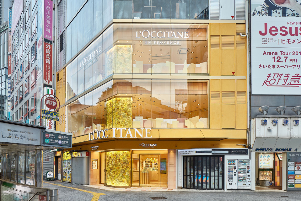 Sklep firmowy L'Occitane w Tokio w dzielnicy Shibuya. Proj. AtMa. Fot. Shigenori Ishikawa Kawałek Prowansji na Dalekim Wschodzie