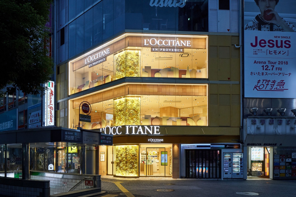 Sklep firmowy L'Occitane w Tokio w dzielnicy Shibuya. Proj. AtMa. Fot. Shigenori Ishikawa Kawałek Prowansji na Dalekim Wschodzie