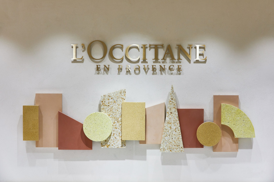 Sklep firmowy L'Occitane w Tokio w dzielnicy Shibuya. Proj. AtMa. Fot. Shigenori Ishikawa Kawałek Prowansji na Dalekim Wschodzie