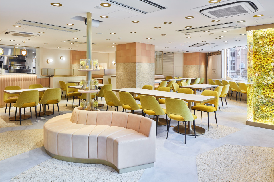 Sklep firmowy L'Occitane w Tokio w dzielnicy Shibuya. Proj. AtMa. Fot. Shigenori Ishikawa Kawałek Prowansji na Dalekim Wschodzie