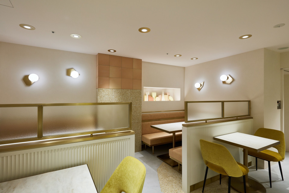 Sklep firmowy L'Occitane w Tokio w dzielnicy Shibuya. Proj. AtMa. Fot. Shigenori Ishikawa Kawałek Prowansji na Dalekim Wschodzie
