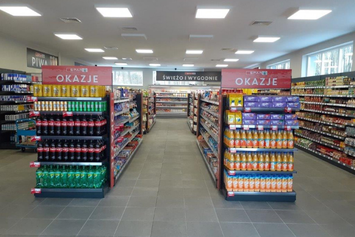 Fot. Mat. prasowe Sieć sklepów SPAR montuje bariery ochronne z pleksi