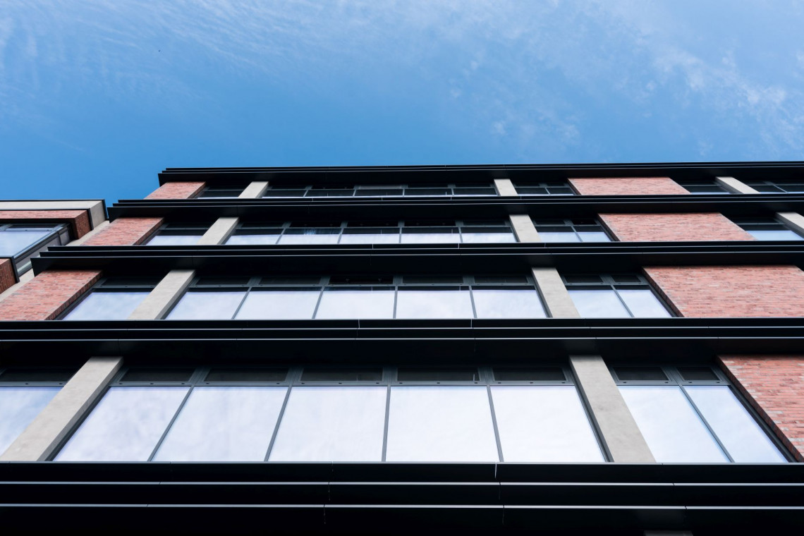 Współczesna architektura dysponuje tak wyrafinowanymi narzędziami, że z bryłą potrafi zrobić wszystko. Dawniej architekci nie mieli takiego pola do popisu, choć nie wszystko, co da się teraz zaprojektować, da się również teraz zbudować. Za 20 lat technologie i materiały będą jednak inne. Zobaczymy, dokąd dojdziemy. Jest to na pewno ekscytująca kwestia – podkreśla Artur Szczepaniak z wrocławskiej pracowni AP Szczepaniak, fot. mat. AP Szczepaniak Dobre projekty zawsze się bronią? To się okazuje dopiero po czasie