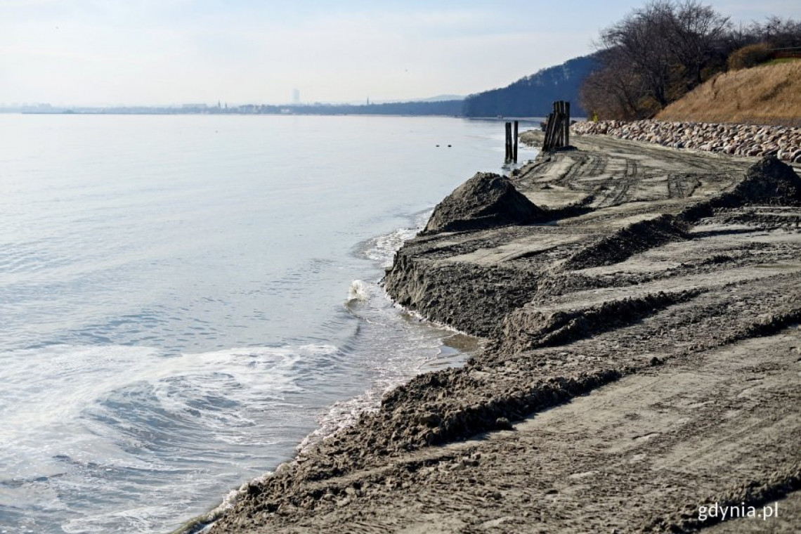 Na miejscu działają już koparki, spycharki i tzw. wozidła, fot. Kamil Złoch / UM Gdynia Przybędzie plaży w gdyńskim Orłowie