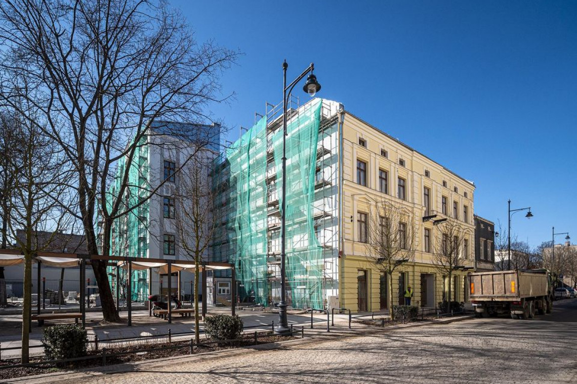 Odnowione elewacje, dobudowane piętro, rozbudowana oficyna i dach pokryty mchem. Łódź kończy prace w kamienicach przy ulicy Tuwima 33 i 35, fot. UM Łódź Łódź rewitalizuje. Na finiszu prace w kamienicach przy Tuwima