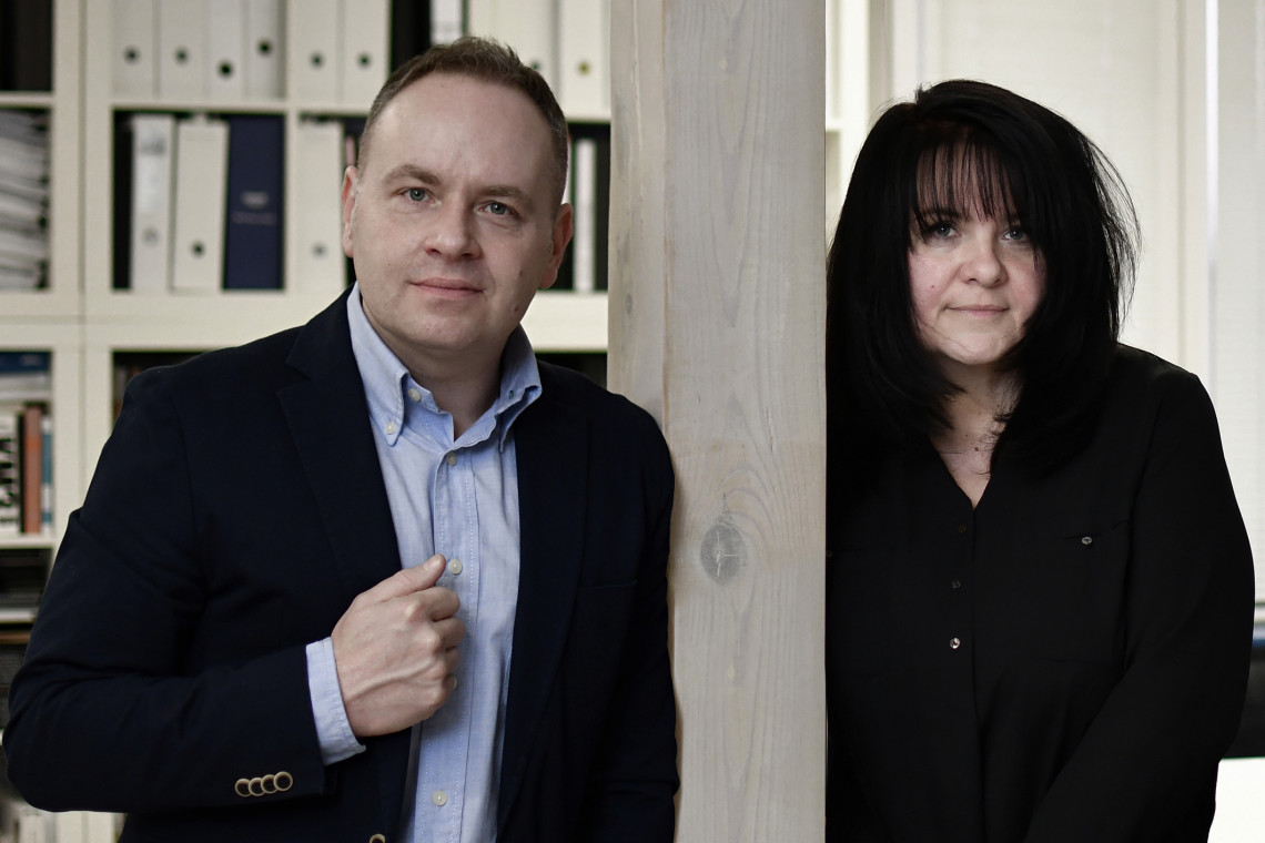 Mimo wszystko skupmy się na pozytywnym myśleniu, bo właśnie tego najbardziej nam brakuje w nowej rzeczywistości - przekonuje Jarosław Ostrowski z Ostrowscy Architekci Biuro Projektowe. Na zdjęciu: Jarosław i Dagmara Ostrowscy, fot. Ostrowscy Architekci Jeszcze nie zaciągnęliśmy awaryjnego hamulca. Nadal toczymy się siłą rozpędu
