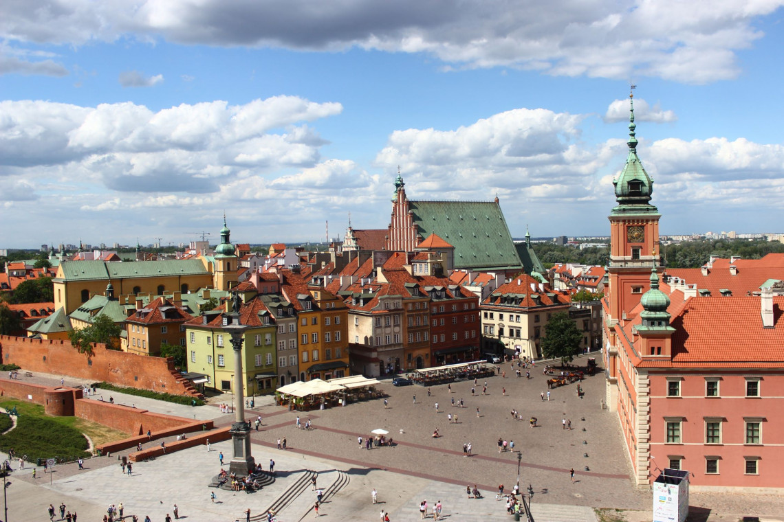 Zamek Królewski w Warszawie włącza się do akcji wyrażenia wdzięczności pracownikom służby zdrowia, zmagającym się ze skutkami zakażeń koronawirusem, fot. Lāsma Artmane / Unsplash Zamek Królewski w Warszawie będzie podświetlony na niebiesko