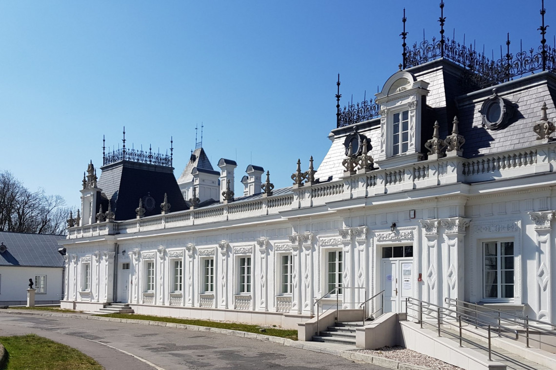 Ozdobne sztukaterie, eleganckie pilastry na zewnątrz i 500 mkw. odnowionych powierzchni wystawowych wewnątrz. Tak właśnie prezentuje się Muzeum Regionalne w Kozienicach koło Radomia po renowacji, fot. Dariusz Żak Wielki powrót. Muzeum w Kozienicach znów zachwyca