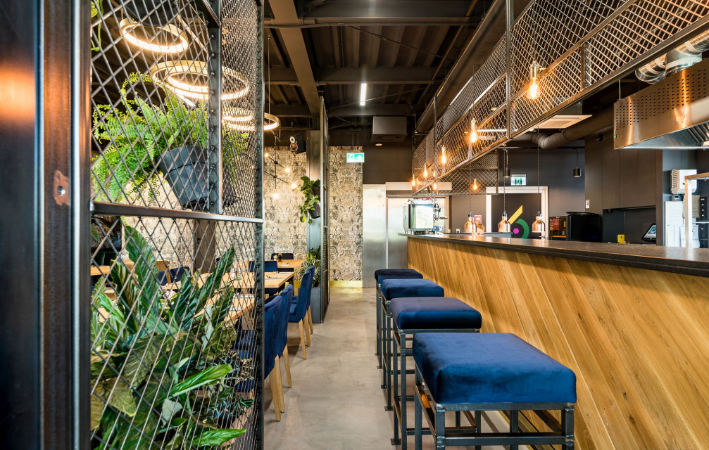 62 Bar & Restaurant. Proj. Proj. Q2Studio. Fot. Przemysław Turlej Top 10 gastro z charakterem: restauracje, bary i kawiarnie, których wnętrza robią wrażenie