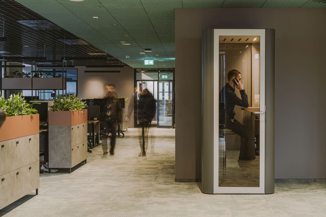 Proste formy, stonowana kolorystyka i funkcjonalność - pracownia Trzop Architekci zaprojektowała nową warszawską siedzibę fintechu Vodeno, zlokalizowaną na dwóch kondygnacjach zrewitalizowanego kompleksu Elektrowni Powiśle. Nad procesem zmiany czuwała firma Savills, fot. mat. PION Studio Proste formy, stonowana kolorystyka i funkcjonalność. Oto siedziba Vodeno projektu Trzop Architekci