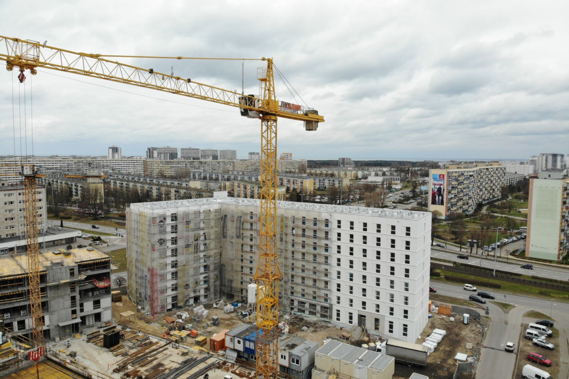 W akademiku typu premium studenci będą mieli do dyspozycji pokoje jednoosobowe typu studio o wysokim, nowoczesnym standardzie: w pełni umeblowane, z indywidualną łazienką i dużym aneksem kuchennym. Ponadto mieszkańcy będą mogli korzystać z szybkiego WiFi, siłowni i atrakcyjnej przestrzeni co-livingowej. Obsługa akademika zapewnia także pełne bezpieczeństwo i ochronę 24 godziny na dobę, fot. mat. prasowe Mimo pandemii, przyspieszają prace na budowie akademika Student Depot w Gdańsku