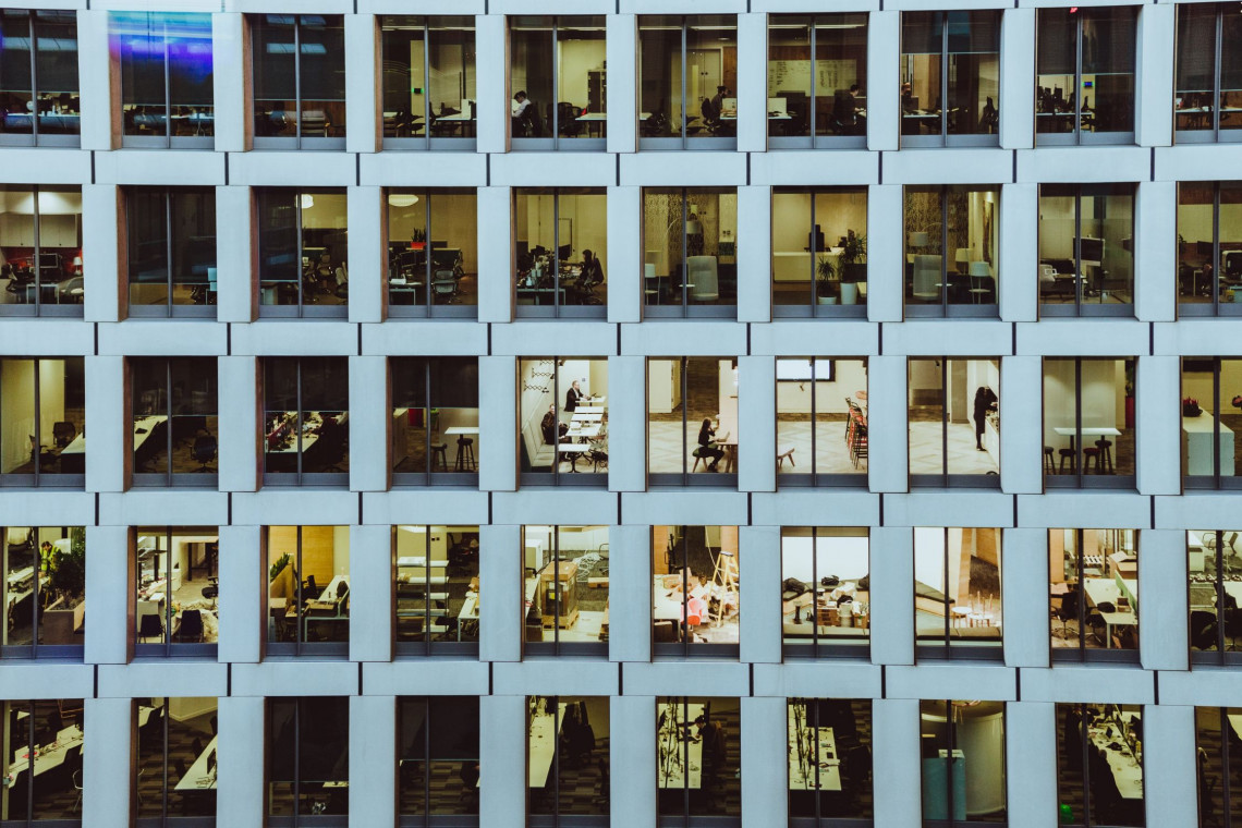 Fot. Dylan Nolte / Unsplash Zarządzanie biurem w czasach kryzysu: na pomoc przychodzi technologia