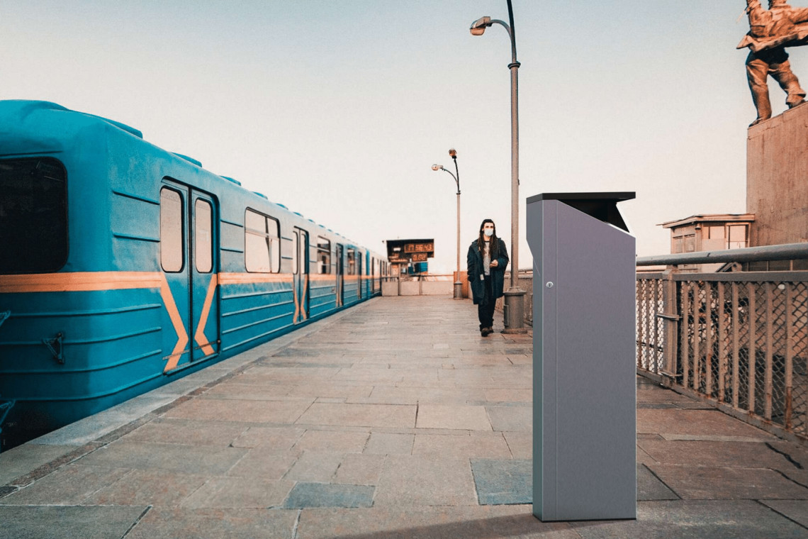 Designer Jarosław Markiewicz zaprojektował Enovio Dyspenser – inteligentny miejski dystrybutor płynu antybakteryjnego. Produkt jest urządzeniem autonomicznym, a energia do obsługi jest w pełni zielona i pochodzi ze Słońca, fot. mat. Enovio Postcovidowe miasta – jak koronawirus zmieni przestrzenie miejskie?