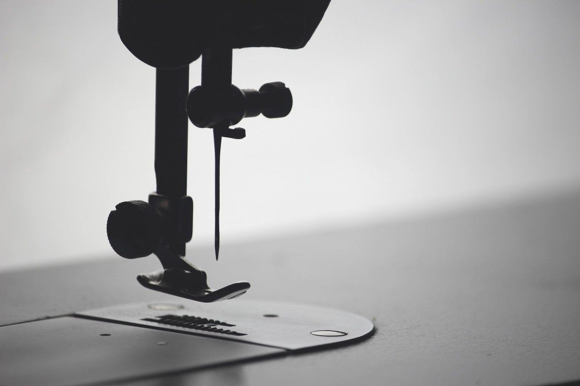 Fot. Ilya Lix / Unsplash Ubierali rodzinę królewską, teraz będą szyć fartuchy dla służby zdrowia