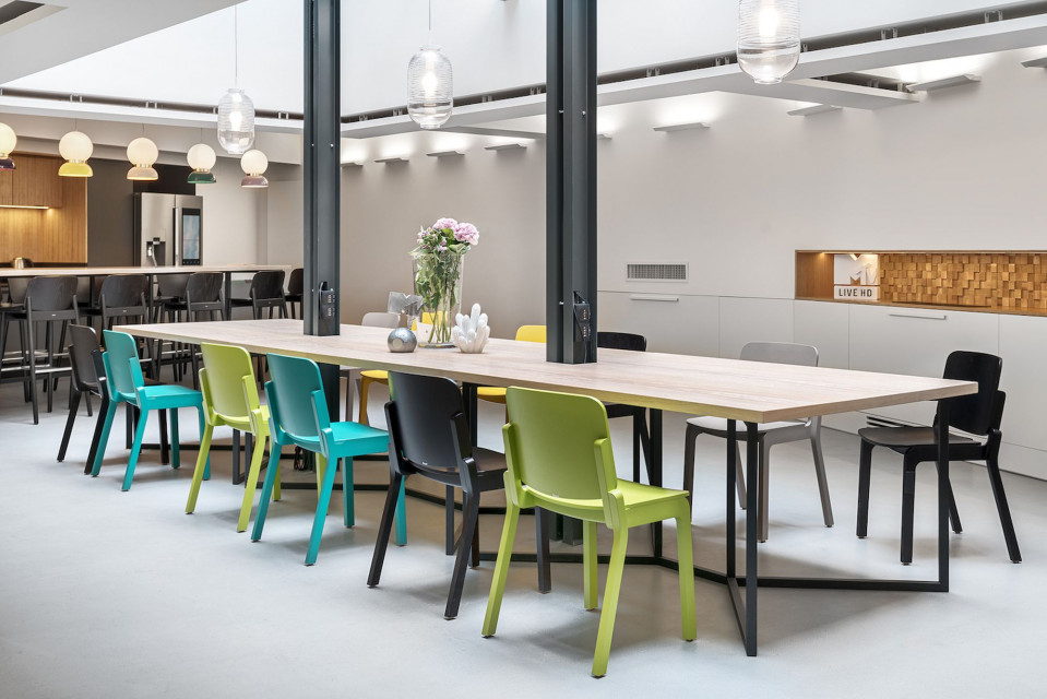 Mood Works jako jedyne biuro architektoniczne z Polski zdobyło nagrodę w konkursie Outstanding Property Award London 2019 (OPAL). To już kolejne międzynarodowe wyróżnienie jakie zdobył projekt warszawskiego biura firmy medialnej Viacom Polska, fot. mat. arch. Worek nagród bez dna. Biuro projektu Mood Works z kolejną nagrodą na koncie