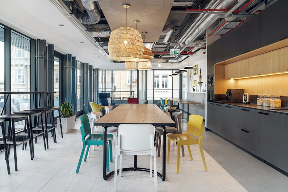 Mood Works jako jedyne biuro architektoniczne z Polski zdobyło nagrodę w konkursie Outstanding Property Award London 2019 (OPAL). To już kolejne międzynarodowe wyróżnienie jakie zdobył projekt warszawskiego biura firmy medialnej Viacom Polska, fot. mat. arch. Worek nagród bez dna. Biuro projektu Mood Works z kolejną nagrodą na koncie