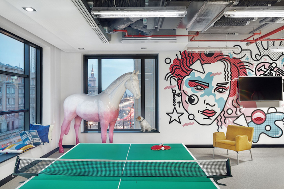 Mood Works jako jedyne biuro architektoniczne z Polski zdobyło nagrodę w konkursie Outstanding Property Award London 2019 (OPAL). To już kolejne międzynarodowe wyróżnienie jakie zdobył projekt warszawskiego biura firmy medialnej Viacom Polska, fot. mat. arch. Worek nagród bez dna. Biuro projektu Mood Works z kolejną nagrodą na koncie