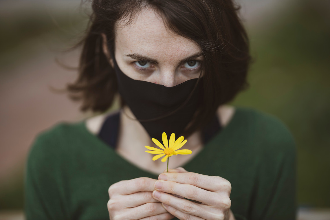 Fot. Engin Akyurt / Unsplash Naukowcy SGGW opracowali maskę z roślin chroniącą przed wirusami