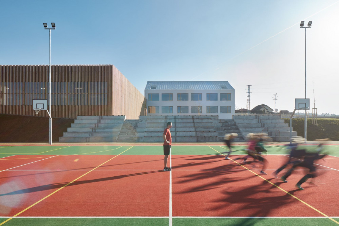 Pomimo swoich gabarytów, budynek szkoły autorstwa SOA architekti nie zakłóca przestrzennego i funkcjonalnego kontekstu miejsca, fot. BoysPlayNice Jedyna taka szkoła w Czechach. Pasywny budynek i minimalistyczna architektura