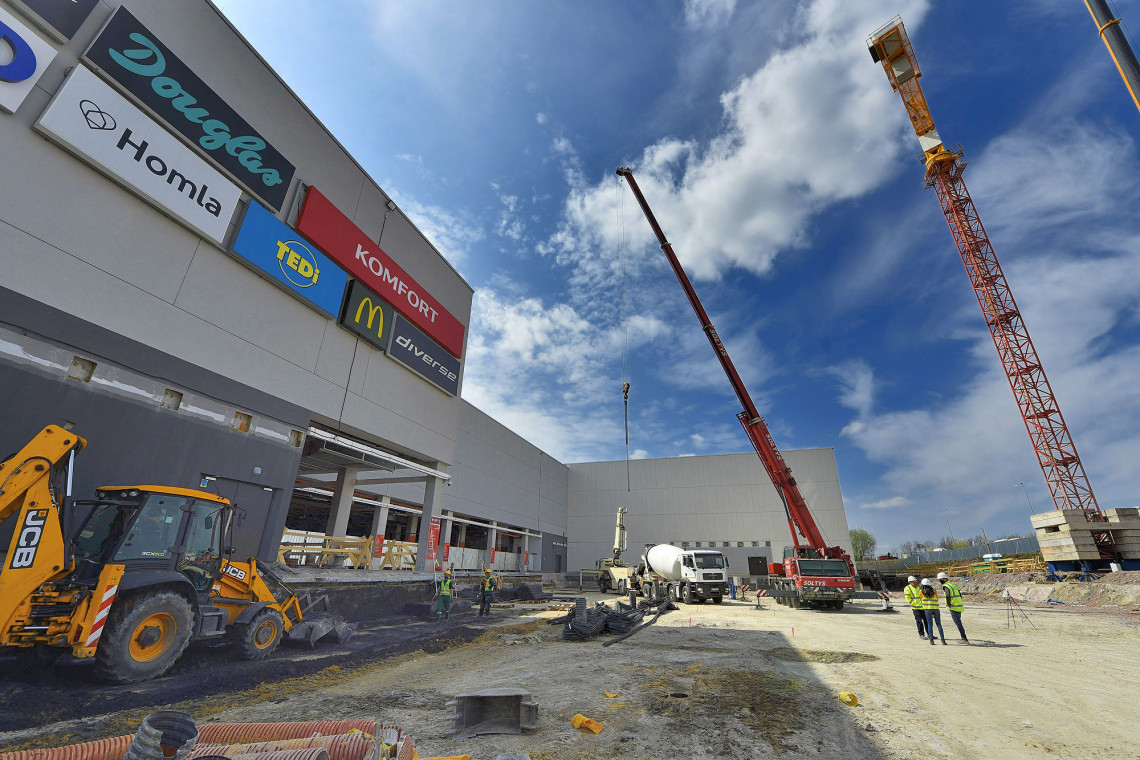 Równo dwa lata temu otwarto Gemini Park Tychy. Teraz rozpoczyna się rozbudowa tego największego w mieście centrum handlowego. W rezultacie galeria zostanie powiększona o blisko 7 tys. mkw. Po rozbudowie jej powierzchnia będzie wynosić około 44 tys. mkw., fot. mat. inwestora Mimo pandemii, w Tychach ruszyła budowa nowej części Gemini Park