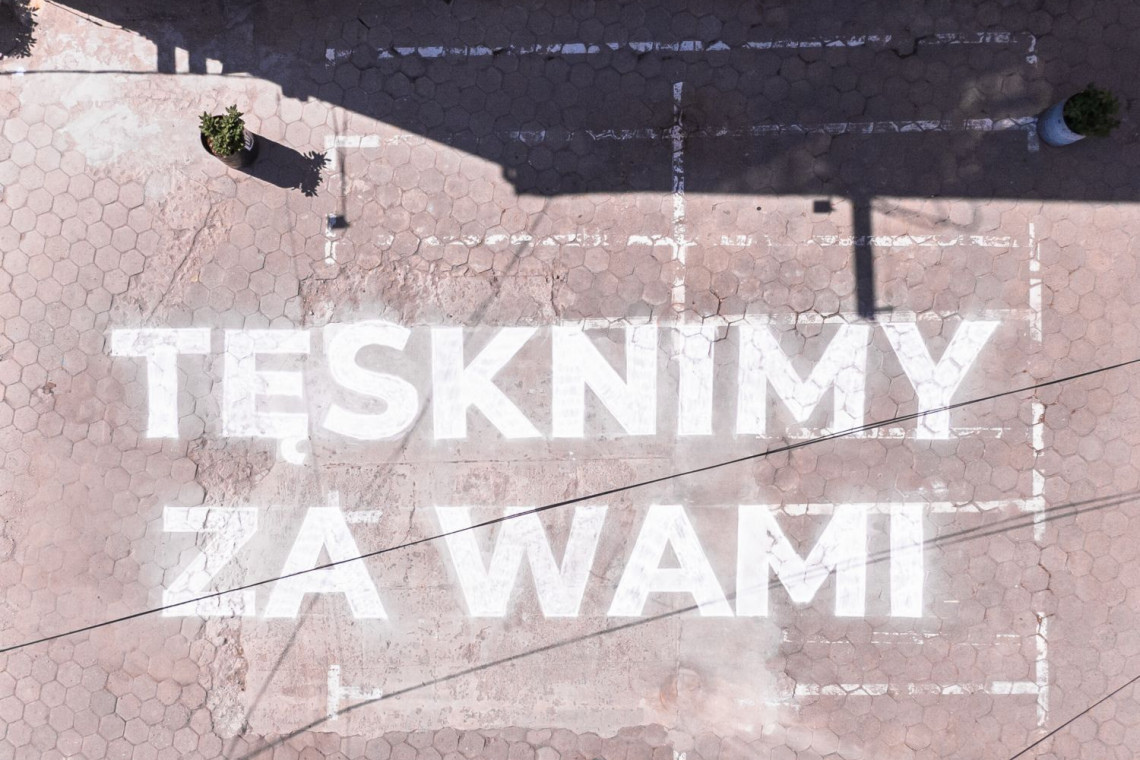 Na głównym placu OFF Piotrkowska Center pojawił się duży napis "TĘSKNIMY ZA WAMI". To inicjatywa gospodarzy i lokatorów, którzy nieszablonowo wyrazili swoją tęsknotę za łodzianami, fot. mat. prasowe OFF Piotrkowska Center tęskni za swoimi bywalcami