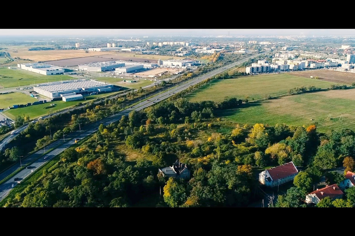 Zgodnie z założeniami na terenie przy ul. Zatorskiej, zakupionym od Polskiego Holdingu Nieruchomości, powstanie zabudowa o zróżnicowanej wysokości (od 4 do 5 kondygnacji nadziemnych i jednej kondygnacji podziemnej) z minimum 1102 mieszkaniami i usługami na parterach budynków, fot. mat. prasowe Kto zaprojektuje dla PFR Nieruchomości na wrocławskim Zakrzowie? Niebawem poznamy laureatów konkursu