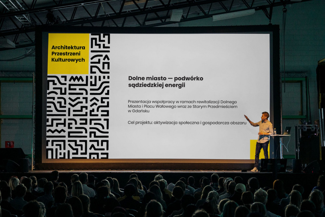Innowacyjny kierunek studiów Architektura Przestrzeni Kulturowych prowadzony jest na gdańskiej Akademii Sztuk Pięknych. - Fundacja Rozwoju Nauki i Edukacji Wyższej przynała naszym studiom magisterskim certyfikat studiów z przyszłością na rok 2020. Wśród laureatów byliśmy jedynym kierunkiem reprezentującym akademie sztuk pięknych w kraju - mówi prodziekan kierunku dr inż. Marek Barański. Świętując to wydarzenie kierunek zdecydował się na nową odważną identyfikację wizualną. Kilka dni temu odbyła się jej premiera, autorką jest graficzka Antonina Kałużna, fot. mat. prasowe Architektura Przestrzeni Kulturowych z Gdańska z prestiżowym tytułem Studia z Przyszłością