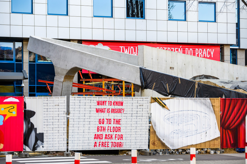 Prace przy ogólnodostępnym amfiteatrze zlokalizowanym przy ul. Konstruktorskiej 11 na Biznesowym Mokotowie trwają, pomimo trudnej sytuacji. Amfiteatr wyrósł z ziemi i stopniowo przybiera ostateczny kształt. DM Building, generalny wykonawca obiektu rozpoczął prace w II kwartale 2019 roku. Inwestorem jest firma Adgar Poland i jest to inicjatywa mająca na celu poprawę jakości życia w dzielnicy, fot. mat. prasowe Warszawski amfiteatr coraz bliżej finiszu