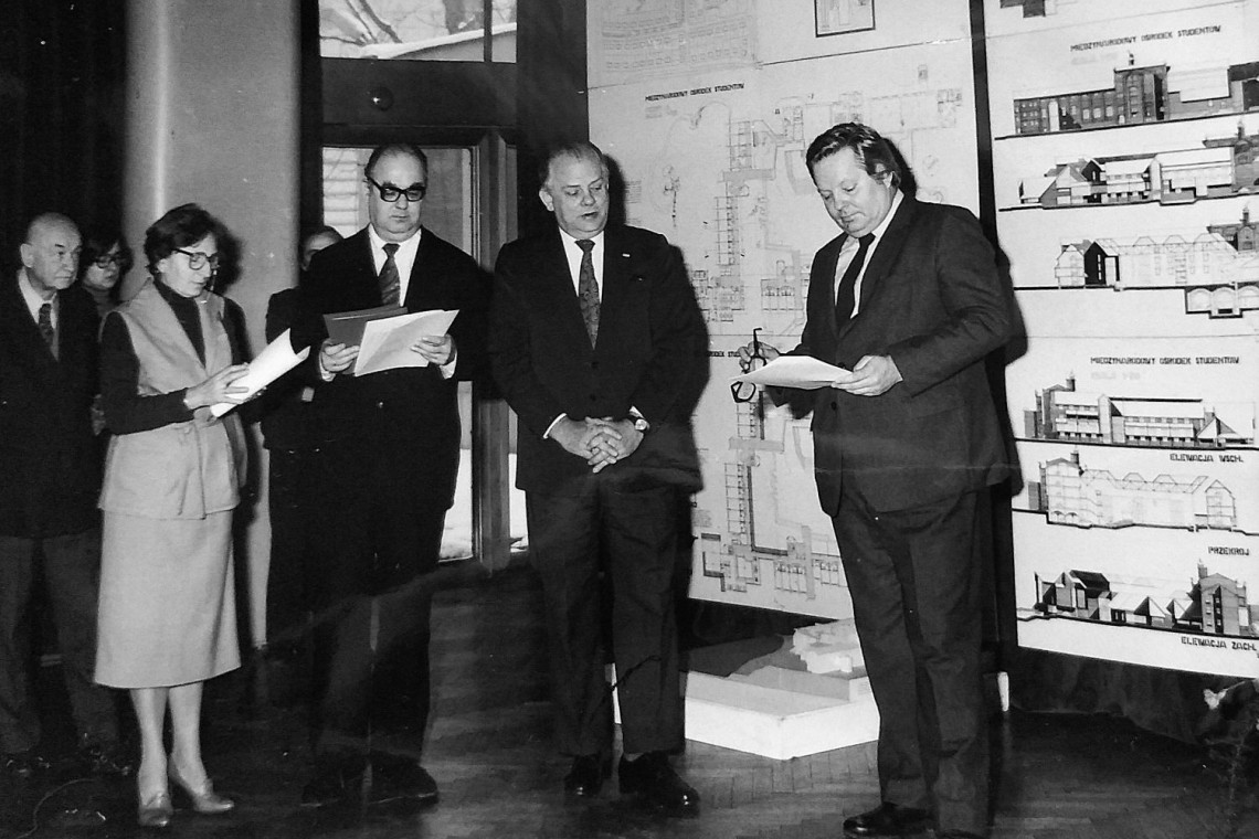 Otwarcie wystawy Dorocznej Nagrody SARP im. arch. arch. St. Nowickiego i St. Skrypija – 1980 r. od lewej: (pierwszy plan) prof. Hanna Adamczewska-Wejchert, arch. Jerzy Skrzypczak, arch. Tadeusz Mrówczyński (ówczesny Prezes SARP), arch. Tadeusz Stefański Archiwum Fotograficzne Architektury Polskiej – SARP. Fot. Mat. prasowe Dyplom Roku SARP: jak wygląda w dobie pandemii?