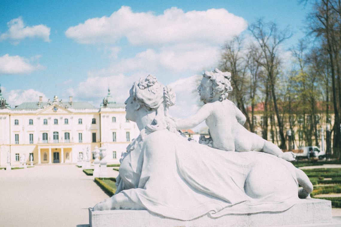 Fot. Tomek Bagiński / Unsplash Ogród Branickich w Białymstoku z nowymi donicami w biało-czerwone pasy