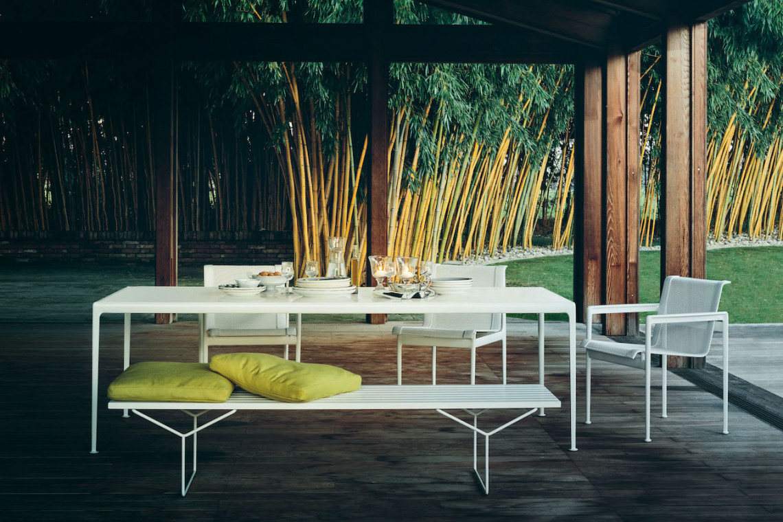 Krzesło i fotel Harry’ego Bertoia z oparciem i siedziskiem w formie kratownicy, fot. mat. Knoll / Mood. Klasyki designu w ogrodzie