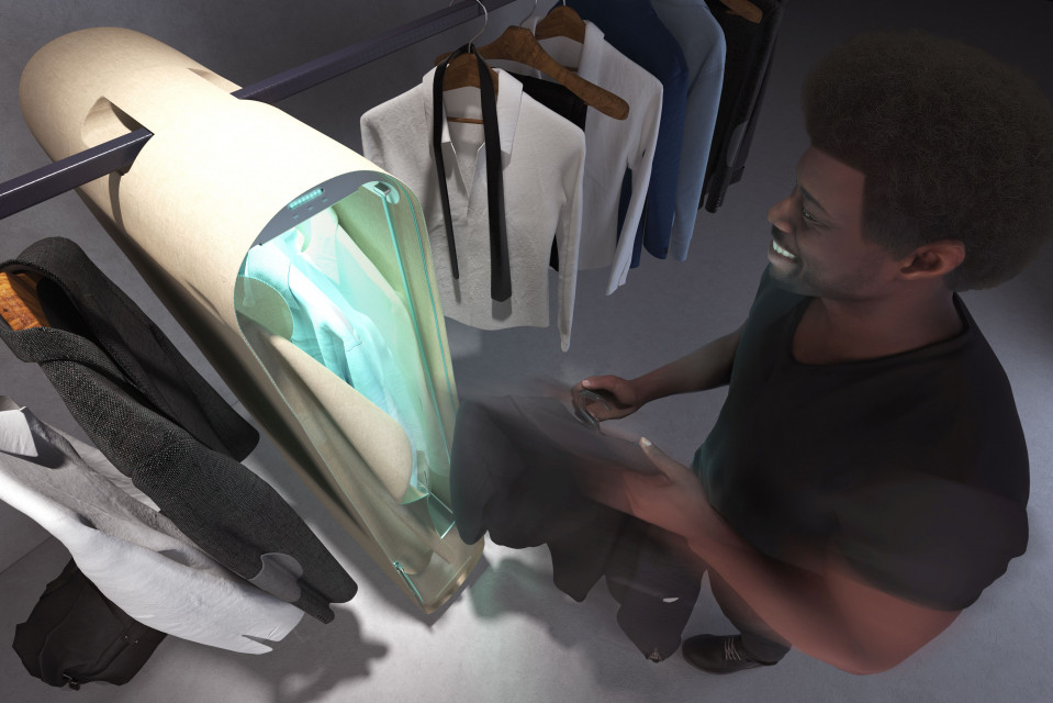 Pura-Case ma w założeniu umożliwiać czyszczenie ubrań ozonem w warunkach domowych. Proj. Carlo Ratti Associati dla Scribit. Fot. Mat. prasowe https://www.pura-case.com/ Design w dobie pandemii: pokrowiec, który ozonuje ubrania