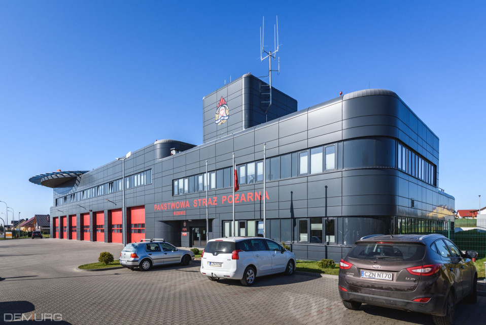 Strażnica w Żninie służy strażakom, którzy oprócz codziennych obowiązków, obecnie aktywnie wspierają walkę z epidemią wywołaną przez koronawirusa, fot. Tomasz Hejna LAGOMphoto Nowoczesne i komfortowe miejsce pracy dla strażaków