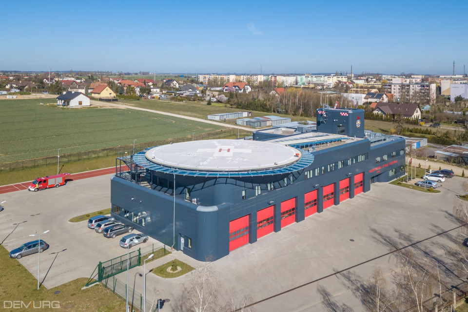 Strażnica w Żninie służy strażakom, którzy oprócz codziennych obowiązków, obecnie aktywnie wspierają walkę z epidemią wywołaną przez koronawirusa, fot. Tomasz Hejna LAGOMphoto Nowoczesne i komfortowe miejsce pracy dla strażaków