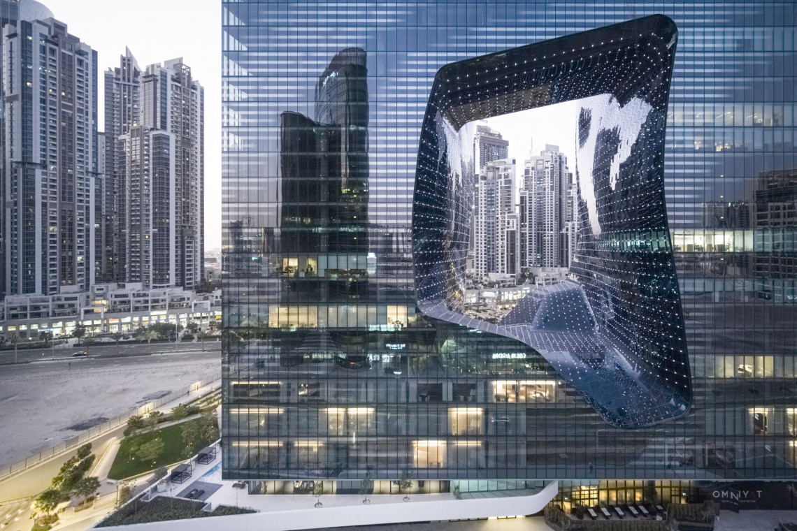 Projekt Opus, w którym mieści się hotel Hotel ME Dubai, o pow. 84,3 tys. mkw. został zaprojektowany przez Zahę Hadid jako dwa osobne wieżowce, które łączą się w całość - przybierając formę sześcianu. , fot. Laurian Ghinitoiu Najdłużej wyczekiwany hotel w Dubaju. Po 13 latach od pierwszego szkicu Zahy Hadid światło dzienne ujrzał ME Dubai