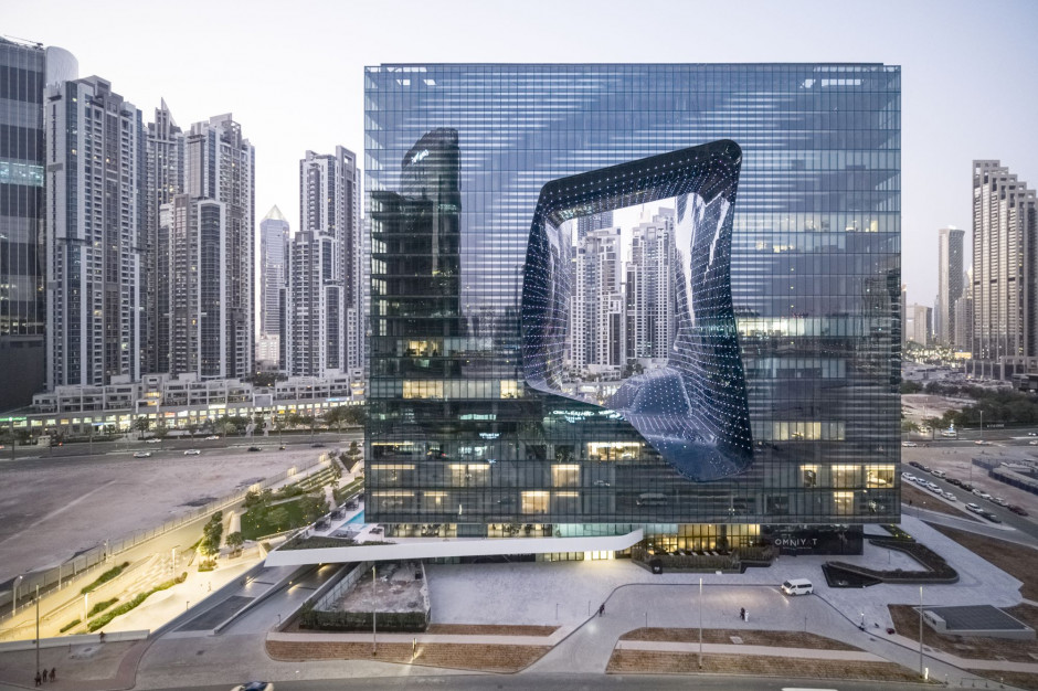 Projekt Opus, w którym mieści się hotel Hotel ME Dubai, o pow. 84,3 tys. mkw. został zaprojektowany przez Zahę Hadid jako dwa osobne wieżowce, które łączą się w całość - przybierając formę sześcianu. , fot. Laurian Ghinitoiu