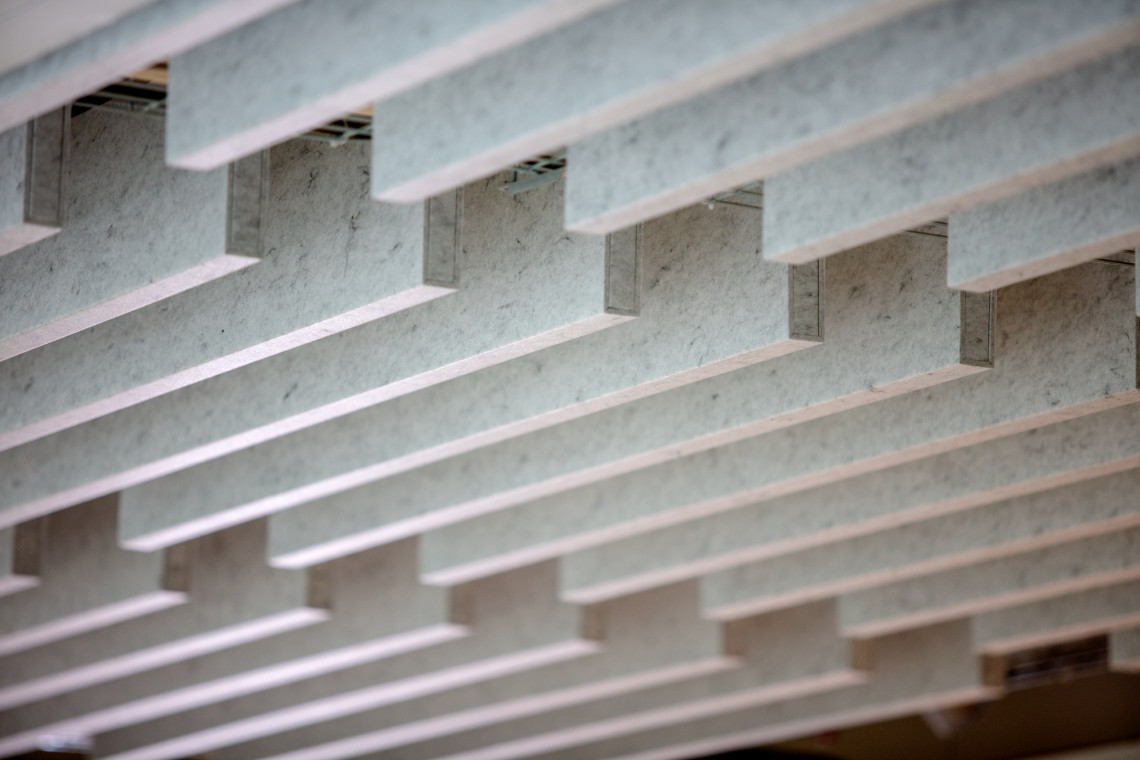 Modułowy system sufitowy HeartFelt® Baffles. Fot. Mat. prasowe Akustyka nagrodzona Red Dotem