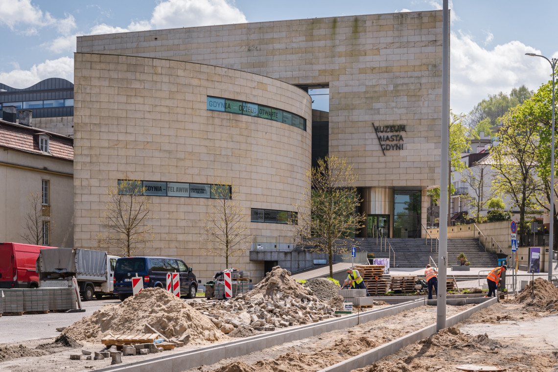 Przebudowa chodnika i budowa peronu przy ul. Zawiszy Czarnego. Fot. Dzielnice #wgdyni / www.gdynia.pl / Tomasz Kamiński Kolejny etap dużego gdyńskiego projektu