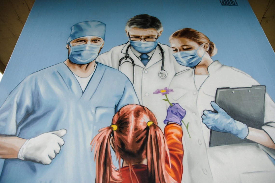 Mural, który powstał na jednym z przęseł estakady nad ulicą Siennicką w Gdańsku, ma być podziękowaniem gdańszczan i Miasta dla pracowników ochrony zdrowia walczących z epidemią Covid-19. Fot. Dominik Paszliński / www.gdansk.pl W Gdańsku powstał mural dla medyków