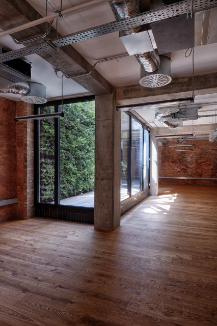 Coworking w budynku poprzemysłowym Empire House w Londynie. Proj. Medusa Group. Fot. Louis Berk / Mat. prasowe Zielony coworking w budynku poprzemysłowym: zobacz Empire House spod kreski Medusa Group