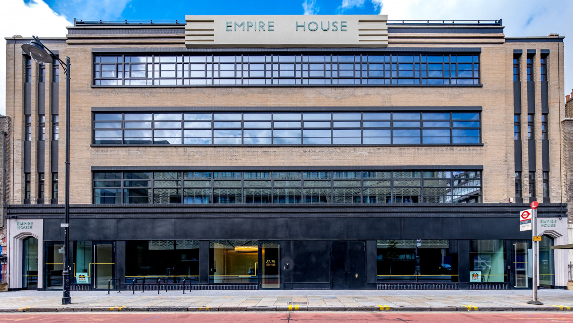 Coworking w budynku poprzemysłowym Empire House w Londynie. Proj. Medusa Group. Fot. Louis Berk / Mat. prasowe Zielony coworking w budynku poprzemysłowym: zobacz Empire House spod kreski Medusa Group