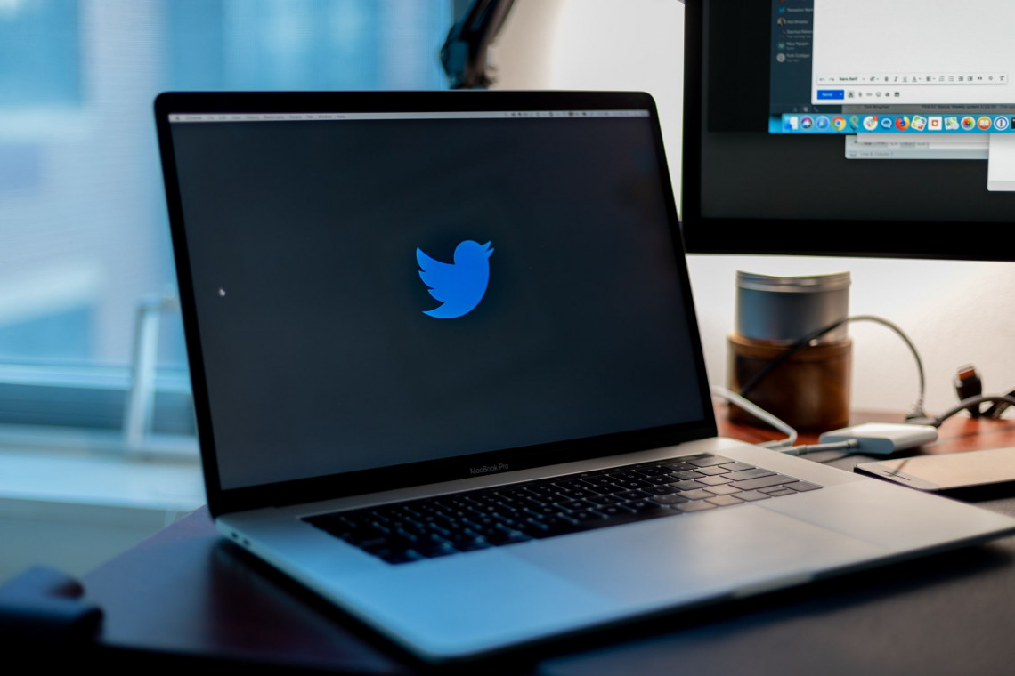 Twitter zatrudniający na całym świecie ponad 4 tys. osób, uznał że świetnie sobie radzi, mimo tego, że większość pracowników pracuje z domu. Dlatego też zdecydował o utrzymaniu zdalnej formy pracy także w przyszłości, fot. Yucel Moran / Unsplash Twitter zadowolony z home office. Pracownicy mogą przejść na pracę zdalną już na stałe