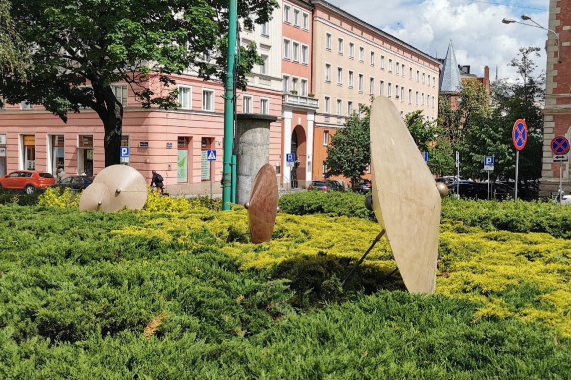To kolejna odsłona Studenckiej Sceny Postaw Twórczych. Projekt realizowany przez Uniwersytet Artystyczny w Poznaniu wraz z Miastem Poznań i Radą Osiedla Stare Miasto umożliwia młodym artystom prezentację swoich prac w plenerze, a mieszkańcom obcowanie ze sztuką, fot. materiały prasowe UAP Na poznańskim placu Cyryla pojawiły się nowe rzeźby