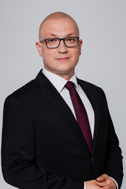 Karol Grejbus, dyrektor Działu Reprezentacji Najemców, Knight Frank: Przeniesienie biznesu z klasycznych biur do świata wirtualnego był ogromnym wyzwaniem dla wszystkich firm. Na niektórych wymusiło wręcz zmianę opinii i przełamanie stereotypu związanego z pracą zdalną. Należy podkreślić, że przedsiębiorcy w naszym kraju zdali ten test na piątkę i stanowczo operacja przebiegła pomyślnie. Aktualnie nasze zespoły doradcze skupiają się na wyzwaniach kolejnych dni i równie wymagającym - jak nie bardziej – skomplikowanym procesem jakim jest powrót do biur i bezpieczne zorganizowanie pracy stacjonarnej w nowych realiach. Spodziewamy się w większości przypadków wdrożenia modelu pracy zmianowej oraz rozwiązań technologicznych tzw. proptech-owych wspierających najemców w zarządzaniu zajmowaną powierzchnią, dzięki którym możliwy będzie system monitoringu zajętości miejsc. Powrotom do biur będzie towarzyszyć rearanżacja powierzchni biurowych w celu spełnienia nowych wymogów sanitarnych, fot. mat. prasowe Powrót z home office. Jakie będzie nowe środowisko pracy w epoce post-Covid?