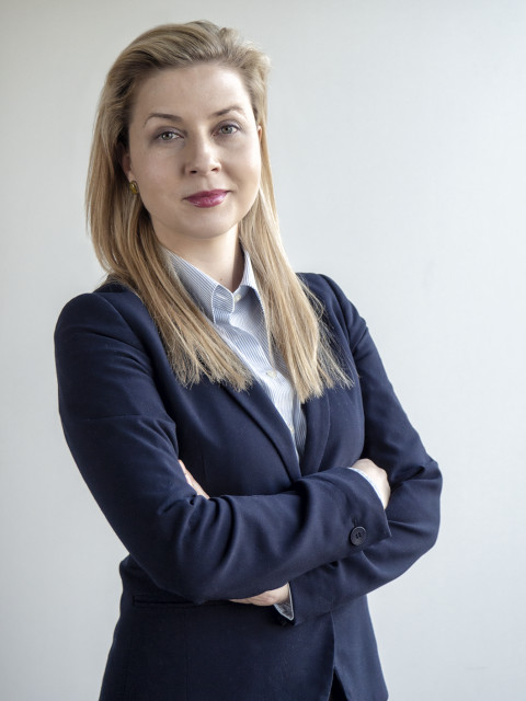 Marta Badura, Associate Director w Dziale Doradztwa Strategicznego EMEA, Knight Frank: Obserwujemy rozpoczęcie przygotowań przez część firm do powrotu pracowników do biur. Niektóre przedsiębiorstwa już wznowiły pracę z biura, ale przeważnie dla części zespołu ze względu na konieczne wymogi bezpieczeństwa. Trudno powiedzieć, ile ten proces potrwa i kiedy na dobre powrócimy do biura. Ze względu na złożoność tej operacji zachęcamy do rozpatrzenia różnych scenariuszy. Na pewno wiemy, że nie powrócimy wszyscy równocześnie, fot. mat. prasowe Powrót z home office. Jakie będzie nowe środowisko pracy w epoce post-Covid?
